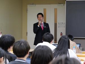 講義をする市長