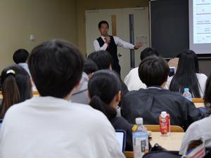 講義をする市長