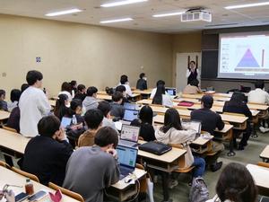 講義をする市長