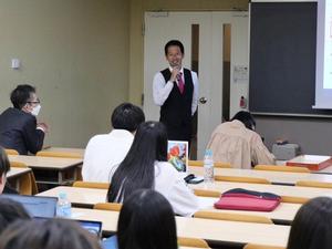 講義をする市長