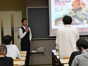 学生の質問を受ける市長