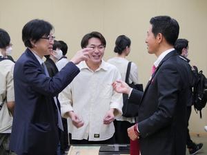 講義後に質問しに来た学生と牛山教授と話をする市長
