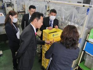 工場を視察する市長