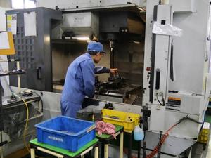 工場で作業する社員さん