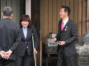 社長と談笑する市長