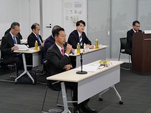 議事進行する市長