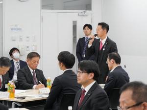 協議会で発言する市長