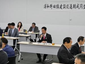 議事進行する市長
