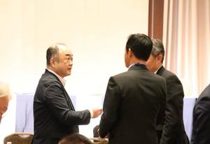 他団体の市長と話をする中原市長