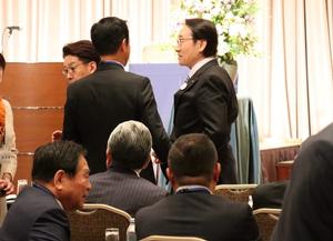 他団体の市長と話をする中原市長