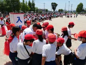 北谷小学校　児童に囲まれる市長