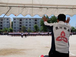 関小学校　児童に手を振って応える市長