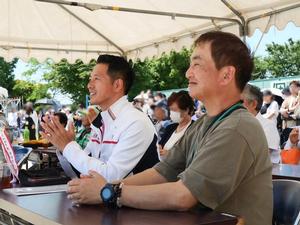 北谷小学校　競技を見守る市長