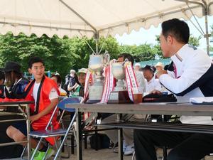 北谷小学校　放送係の児童に声をかける市長
