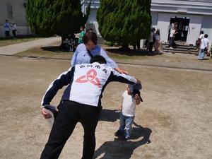 北谷小学校　運動会を見に来た保護者と幼児に声をかける市長