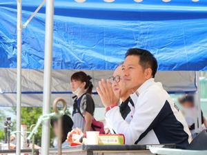 関小学校　競技を見守る市長