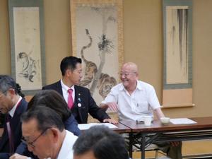会長と話をする市長