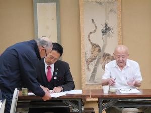 出席者と話をする市長