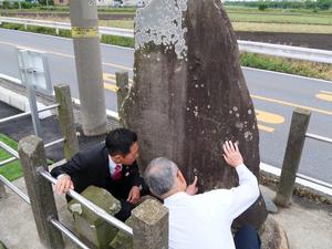整備後の協同碑を岡田氏と視察する市長