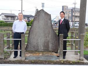 整備した協同碑にて岡田氏と市長とで記念撮影