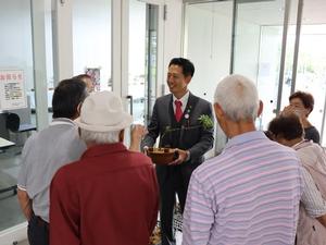 さつき会の皆さんと笑顔で談笑する市長