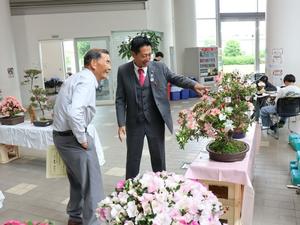出品者と展示されたさつきを見て談笑する市長