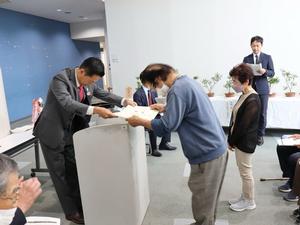さつき展表彰式で表彰状を授与する市長