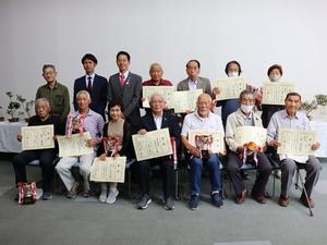 受賞者の皆さんと市長と記念撮影