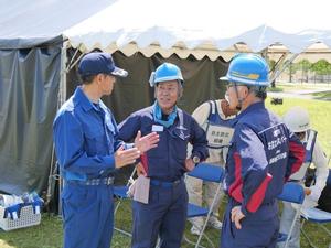 団員と会話する市長