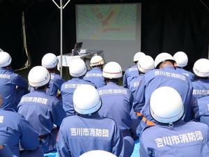 座学にて映像研修を受ける団員ら