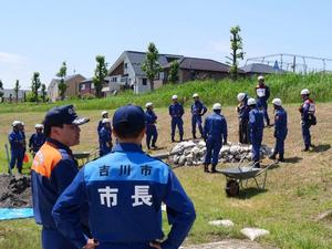 黒田消防長と会話する市長