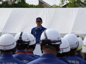 団員らに壇上から挨拶をする市長