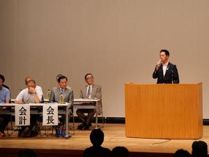 壇上にて挨拶をする市長
