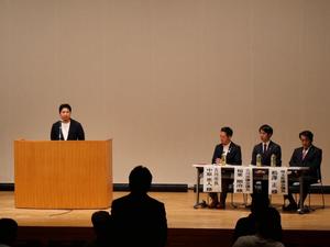 総会中壇上の様子