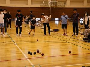 競技に参加する市長