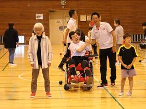 競技者の近くで応援する市長