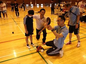 競技に参加する児童を応援する市長