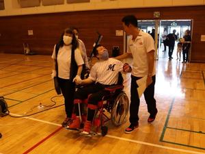 車いす競技者と会話を交わす市長