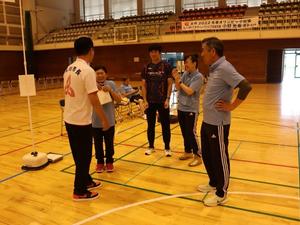 スポーツ推進委員の方と談笑する市長