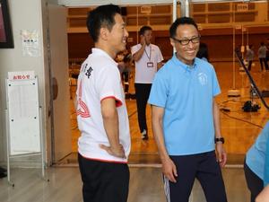 スポーツ推進委員の方と談笑する市長