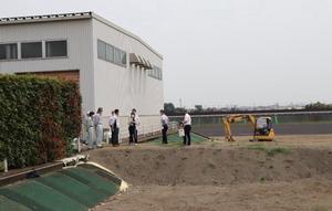リユースの最終処分場跡地を市長が視察する様子