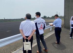 リユースの最終処分場跡地を市長が視察する様子