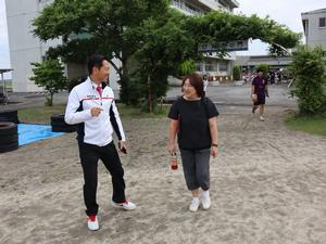 旭小校長と話をする市長