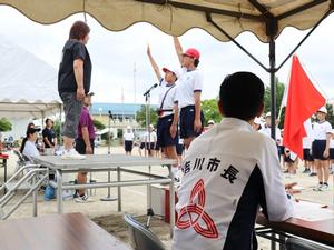 選手宣誓を見守る市長