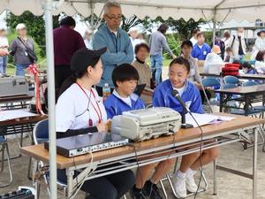 運動会をサポートする中学生たち