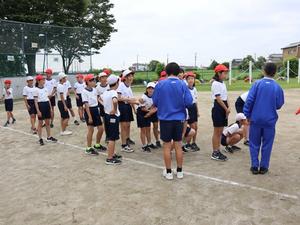 運動会をサポートする中学生たち