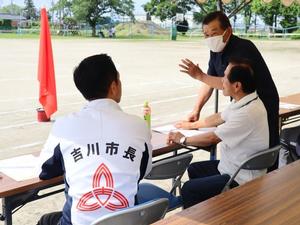 地域の方々と触れ合う市長