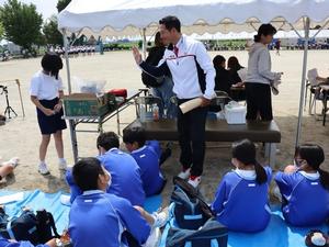 サポート中学生に声をかける市長