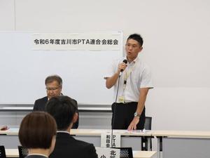 挨拶をするPTA役員
