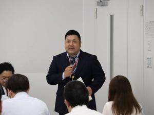 挨拶をするPTA役員